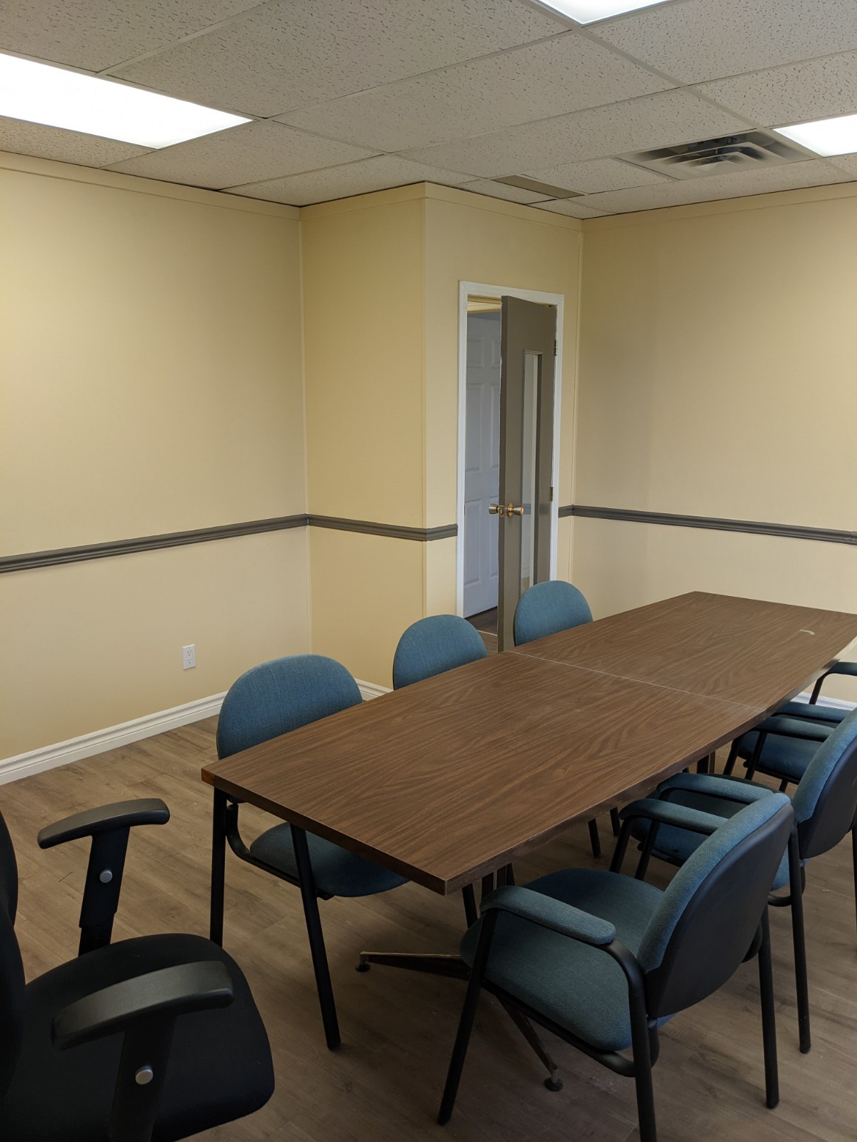 17 204 meeting room #2.jpg